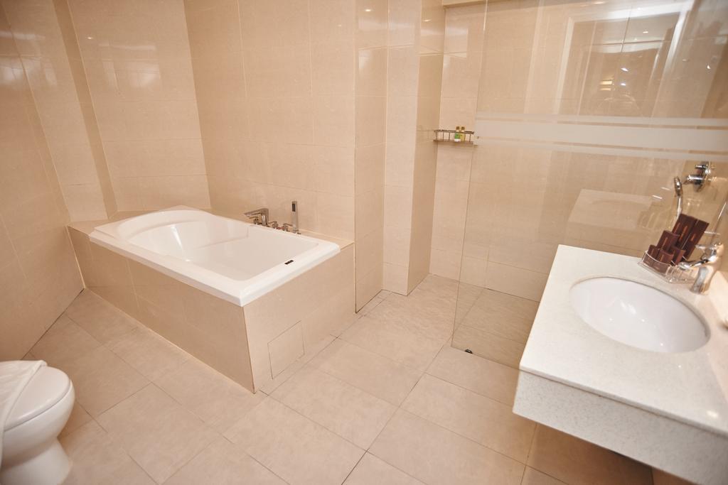 Corsica Hotel Kulai Eksteriør bilde
